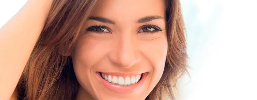 Resultado de tratamiento dental: sonrisa cuidada y natural